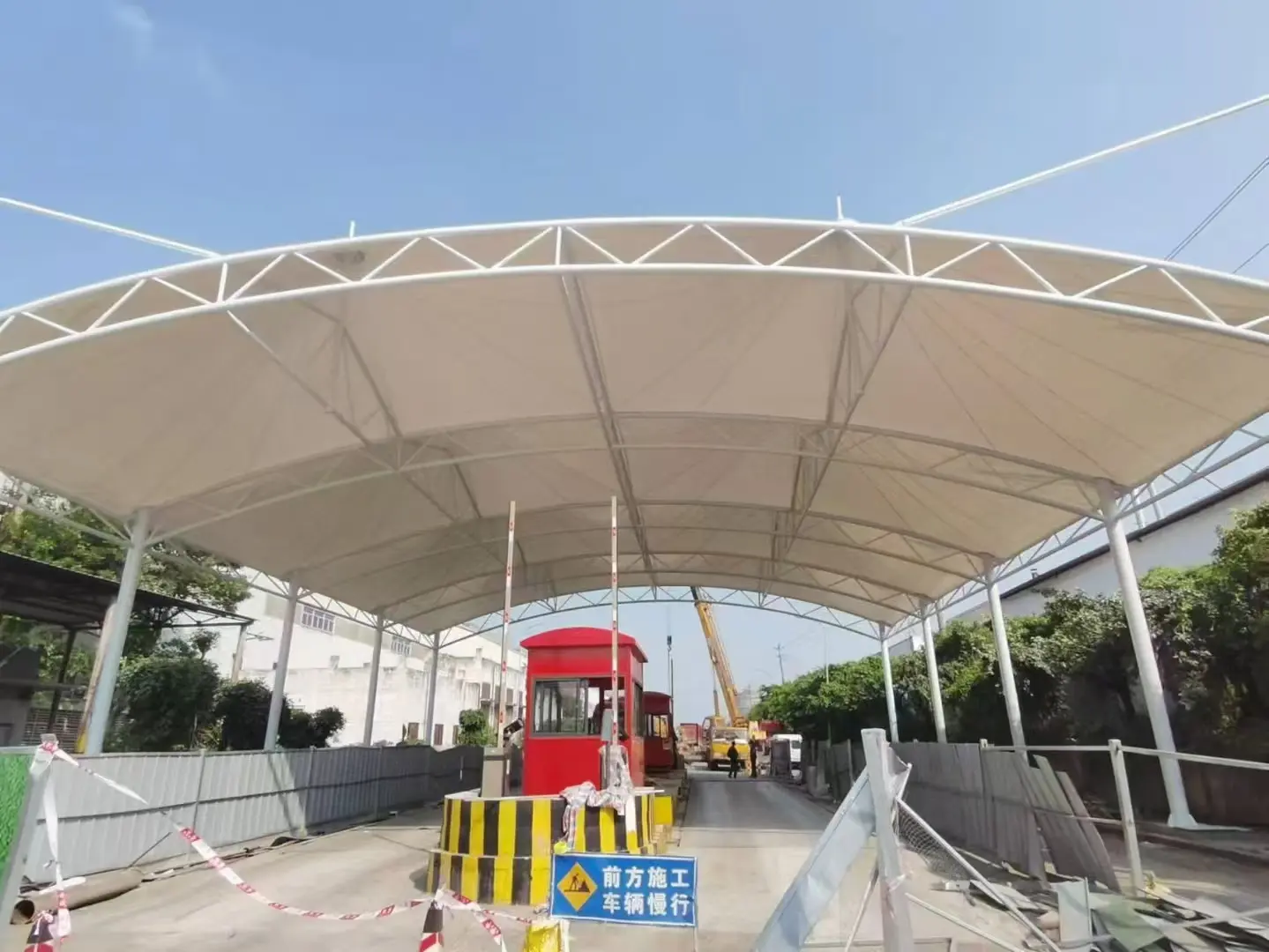 【贵州长顺雨棚】怎么选择【源头工厂】：解决雨棚建造盲目选择的选型标准